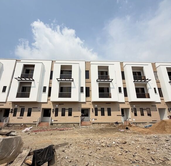 photo 6044039736449502057 y optimized 100