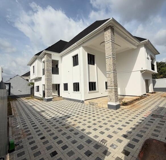 photo 6044039736449502130 y optimized 100