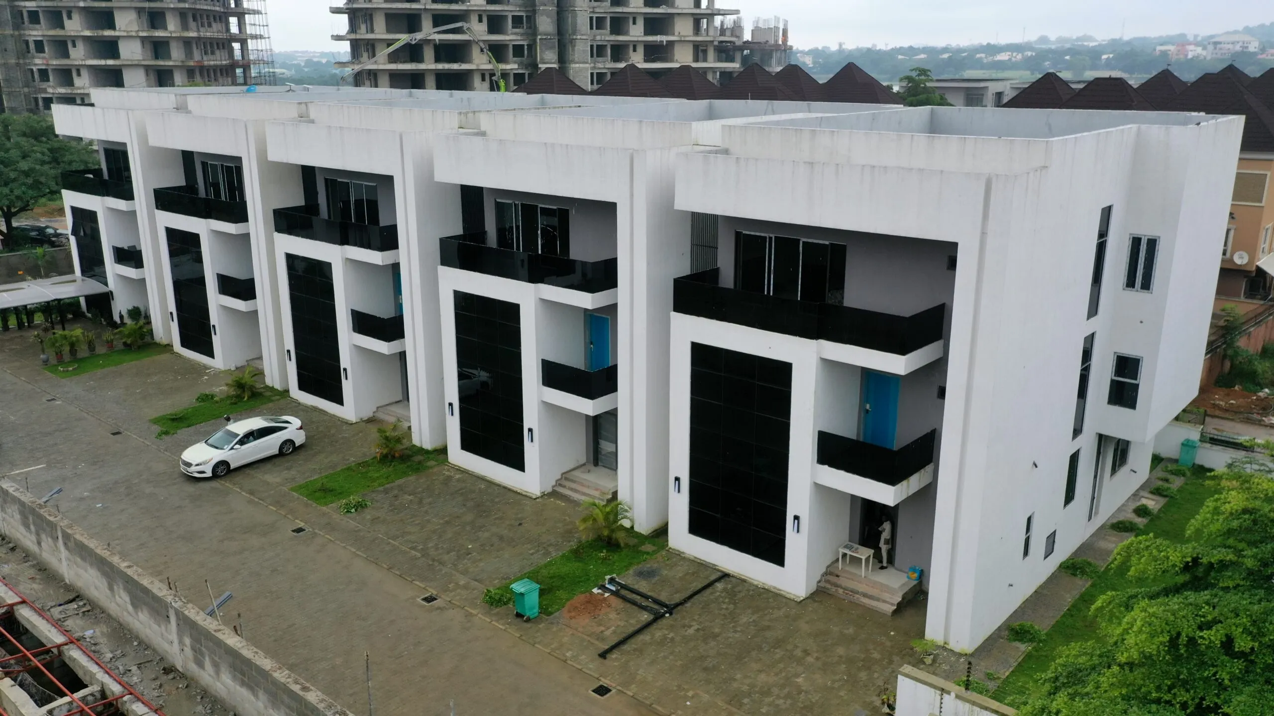 Bimini Island Estate Exterior - Contemporary Townhouse Architecture in Mabushi