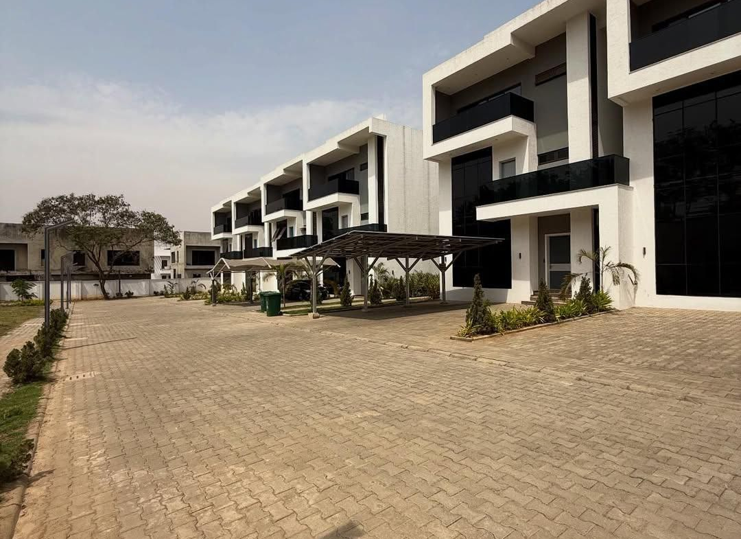 Spacious 4 Bedroom Terrace Duplex with 1 Room BQ in Minister Quarters Abuja - Photo 2
