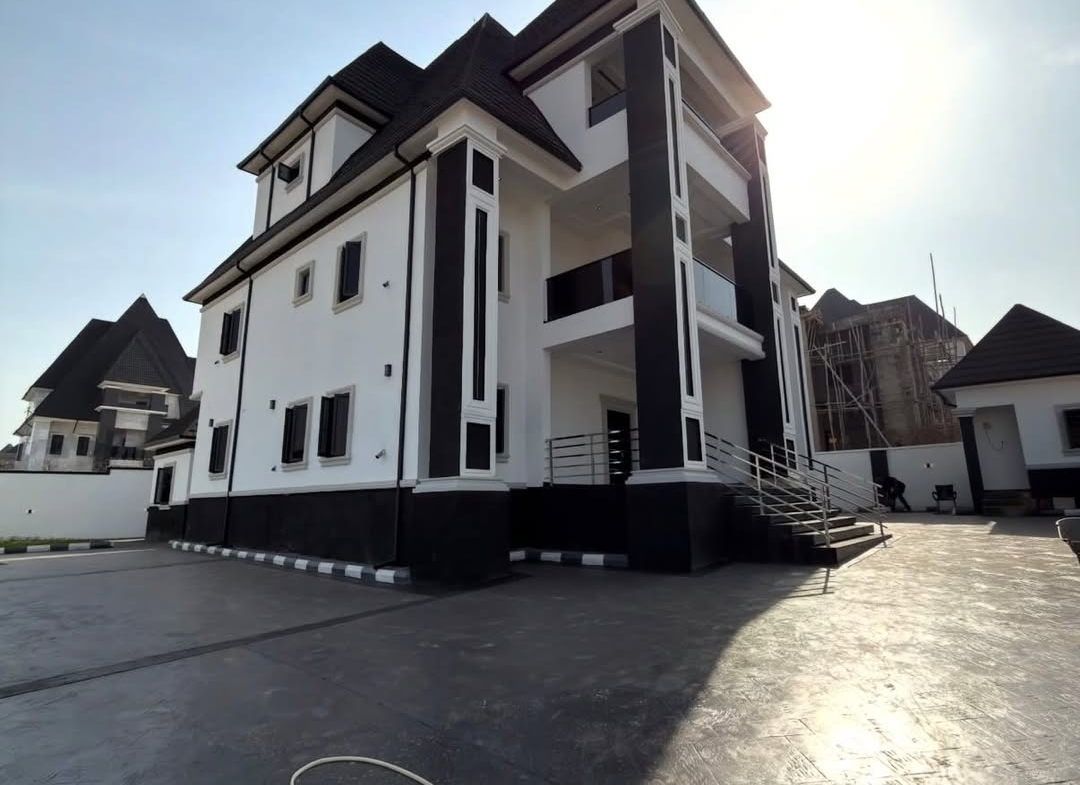 6 Bedroom Fully Detached Duplex for Sale in Dakwo Abuja