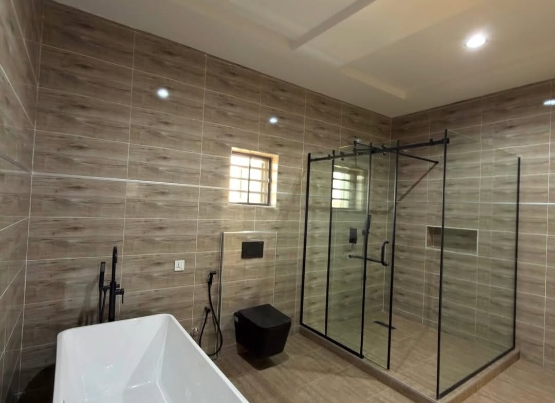 6 Bedroom Fully Detached Duplex for Sale in Dakwo Abuja