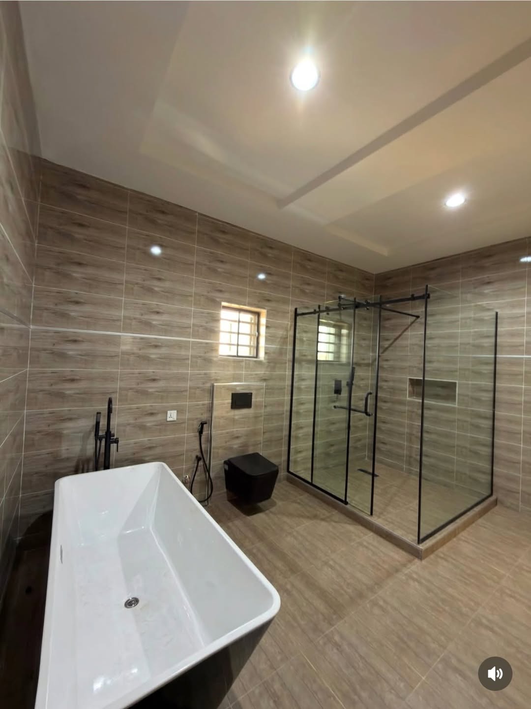 6 Bedroom Fully Detached Duplex for Sale in Dakwo Abuja