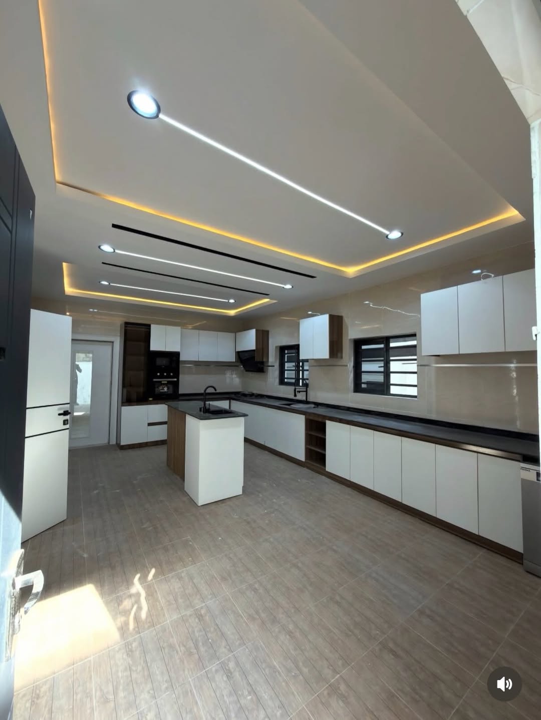 6 Bedroom Fully Detached Duplex for Sale in Dakwo Abuja