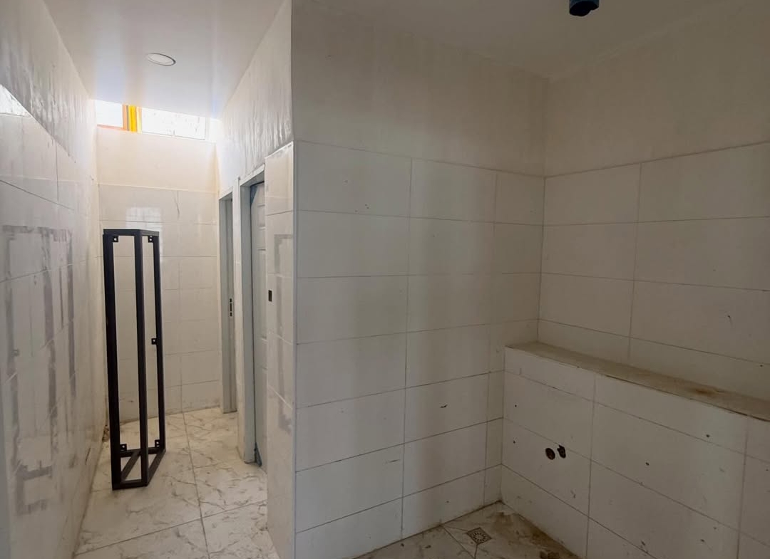 Commercial office complex for sale on Umaru Musa Yar’Adua Expressway