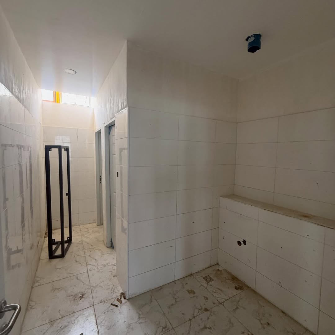 Commercial office complex for sale on Umaru Musa Yar’Adua Expressway