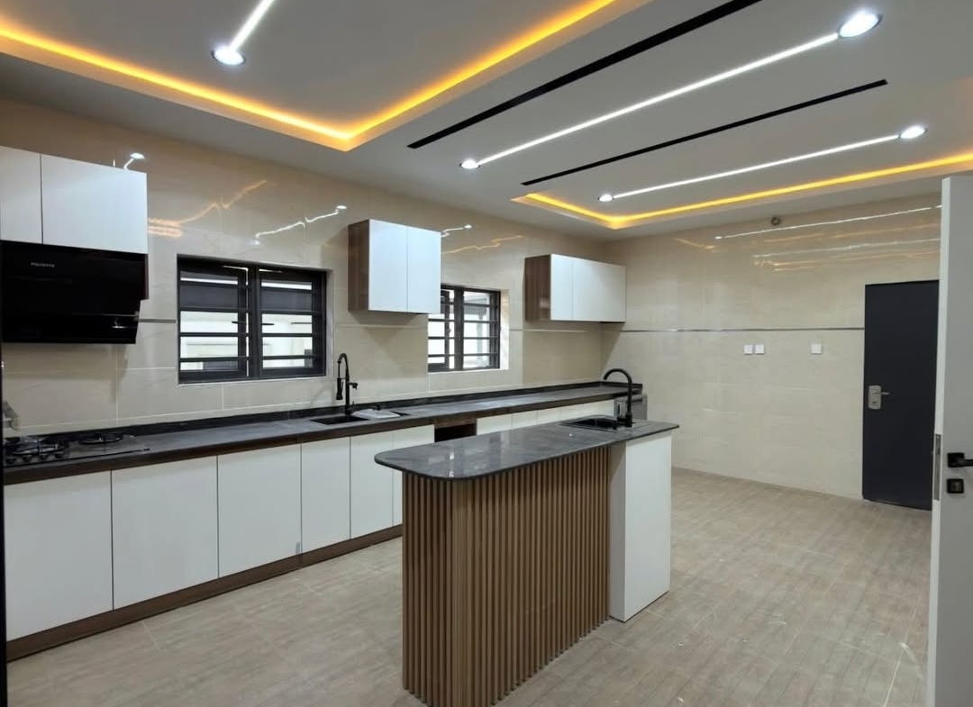 6 Bedroom Fully Detached Duplex for Sale in Dakwo Abuja