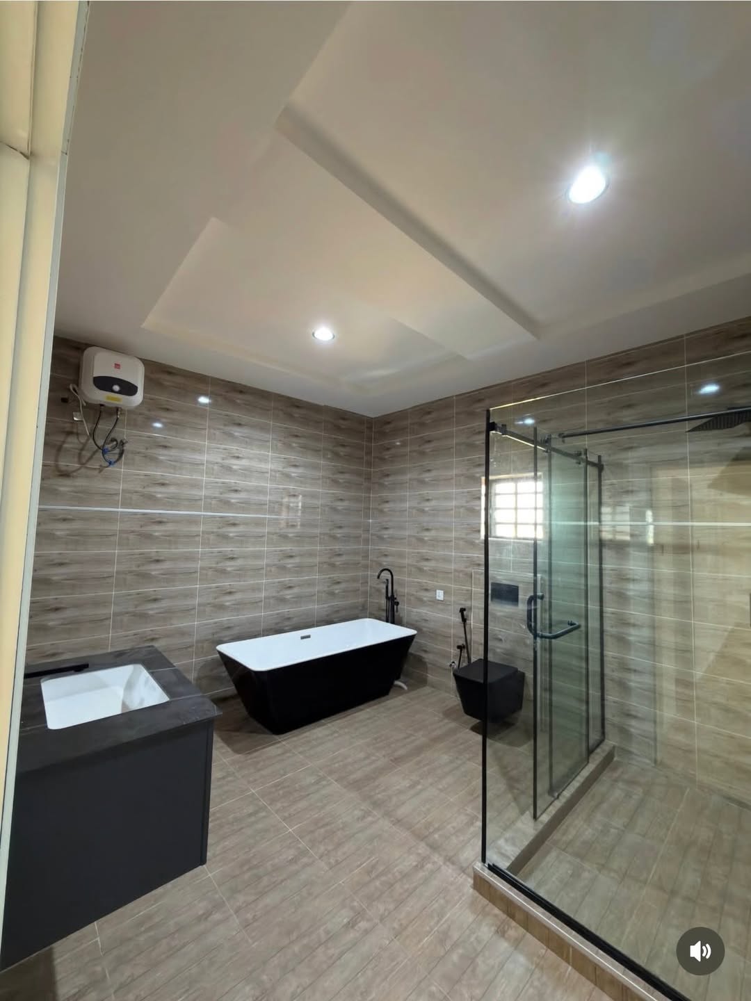 6 Bedroom Fully Detached Duplex for Sale in Dakwo Abuja