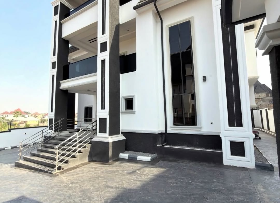 6 Bedroom Fully Detached Duplex for Sale in Dakwo Abuja