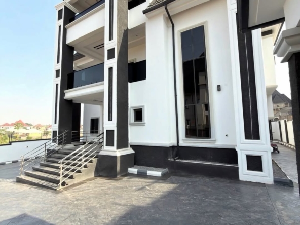 6 Bedroom Fully Detached Duplex for Sale in Dakwo Abuja