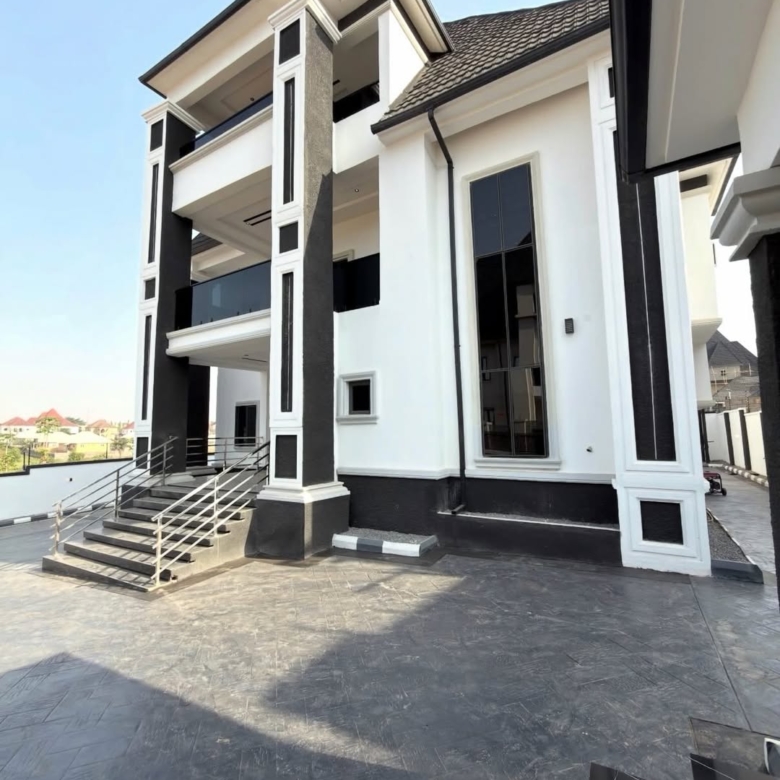 6 Bedroom Fully Detached Duplex for Sale in Dakwo Abuja