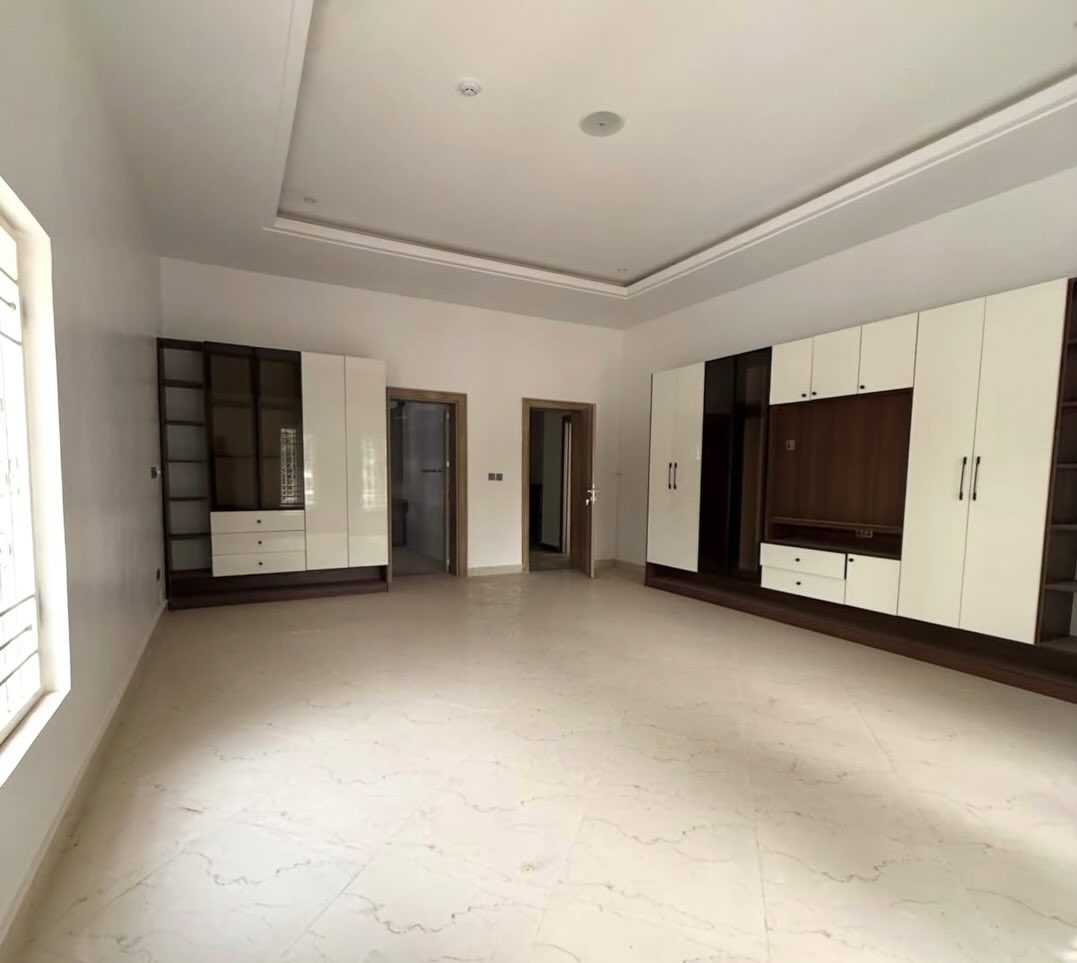 7 Bedroom Fully Detached House for Sale in Jabi Abuja