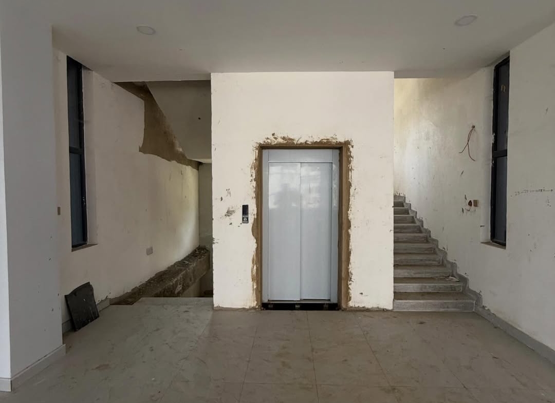 Commercial office complex for sale on Umaru Musa Yar’Adua Expressway