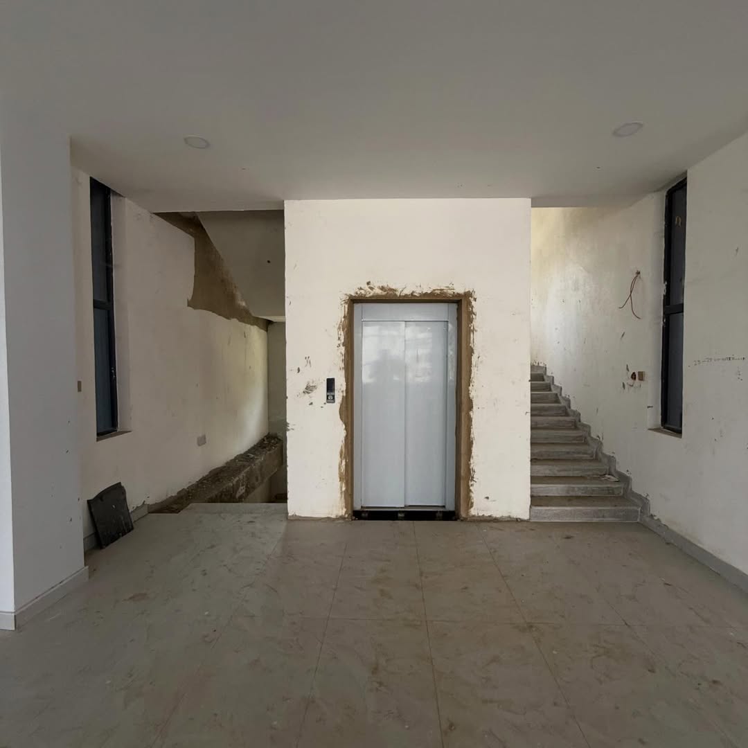 Commercial office complex for sale on Umaru Musa Yar’Adua Expressway