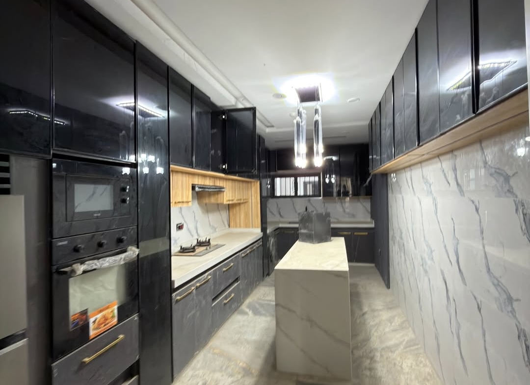 8 Bedroom Luxury Detached House for Sale in Guzape Abuja