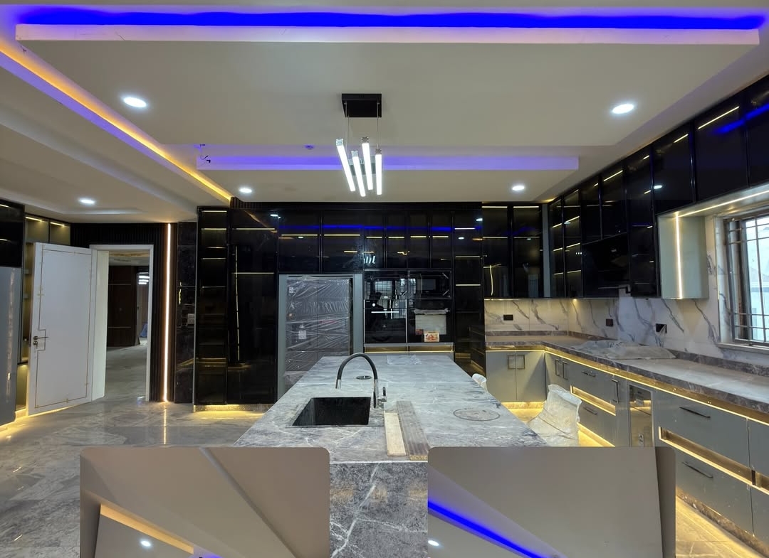 8 Bedroom Luxury Detached House for Sale in Guzape Abuja