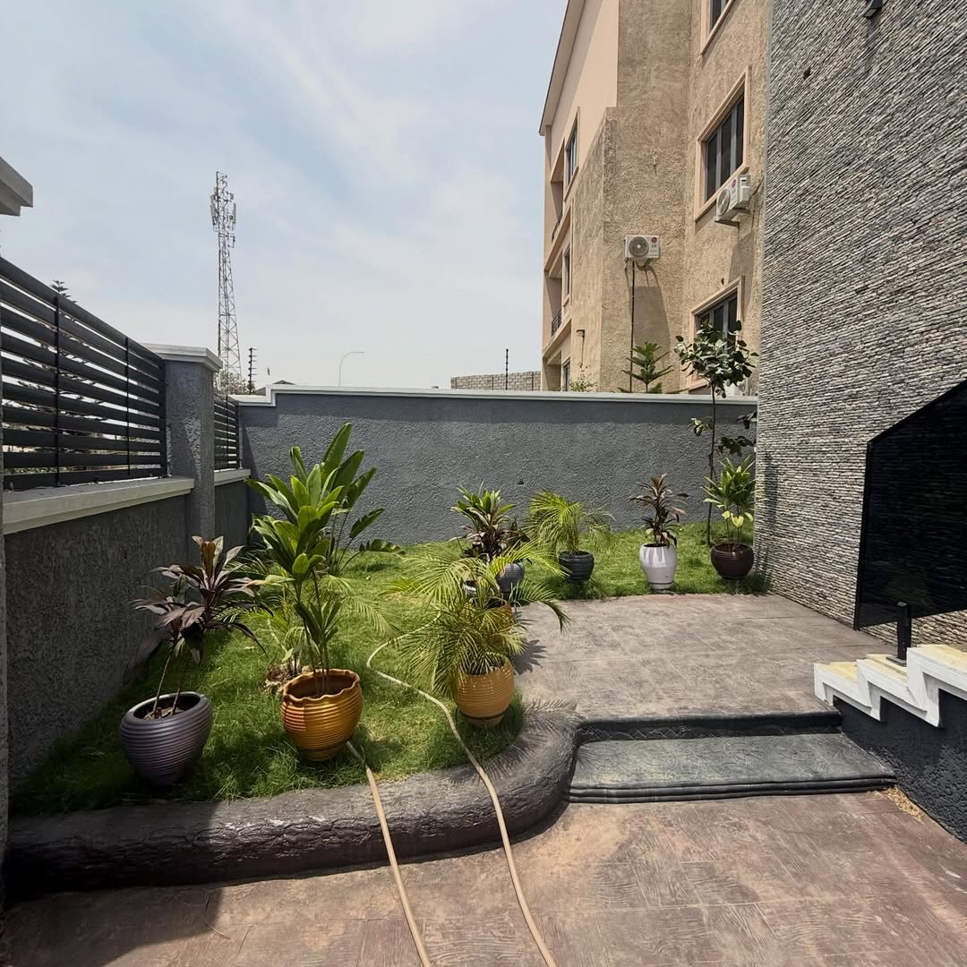 6 Bedroom Semi-Detached Duplex for Sale in Guzape Abuja