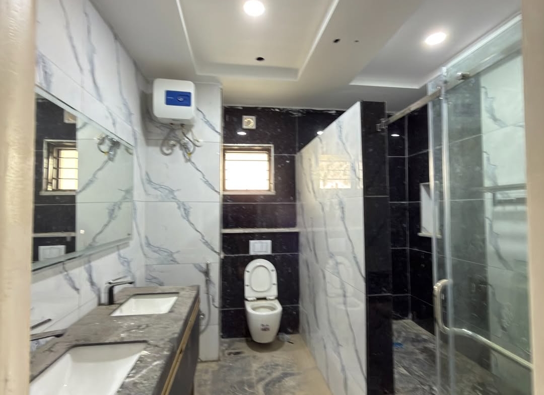 8 Bedroom Luxury Detached House for Sale in Guzape Abuja