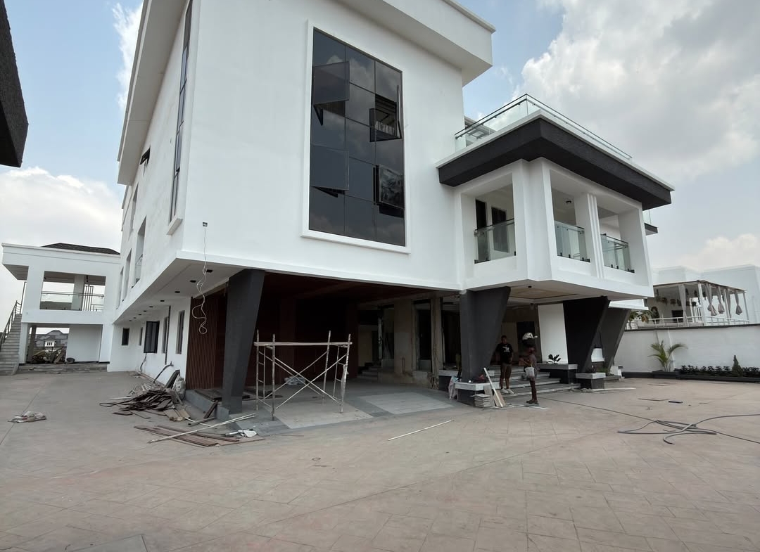 8 Bedroom Luxury Detached House for Sale in Guzape Abuja