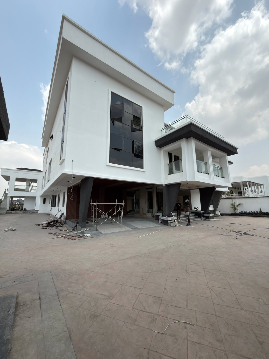8 Bedroom Luxury Detached House for Sale in Guzape Abuja