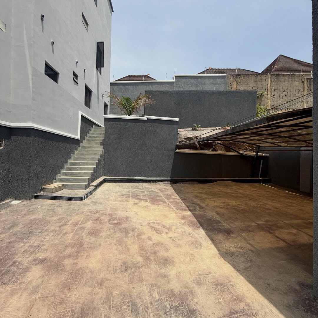 6 Bedroom Semi-Detached Duplex for Sale in Guzape Abuja