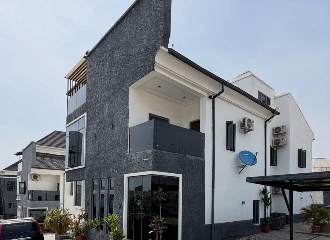 6 bedroom detached duplex for sale in Guzape, Abuja