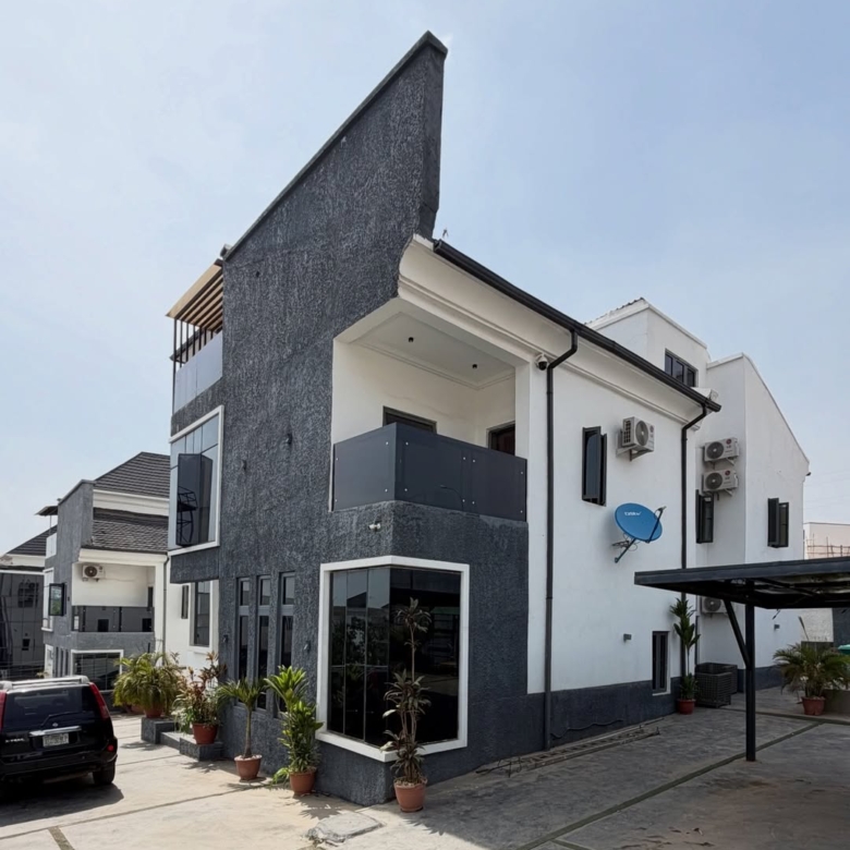 6 bedroom detached duplex for sale in Guzape, Abuja