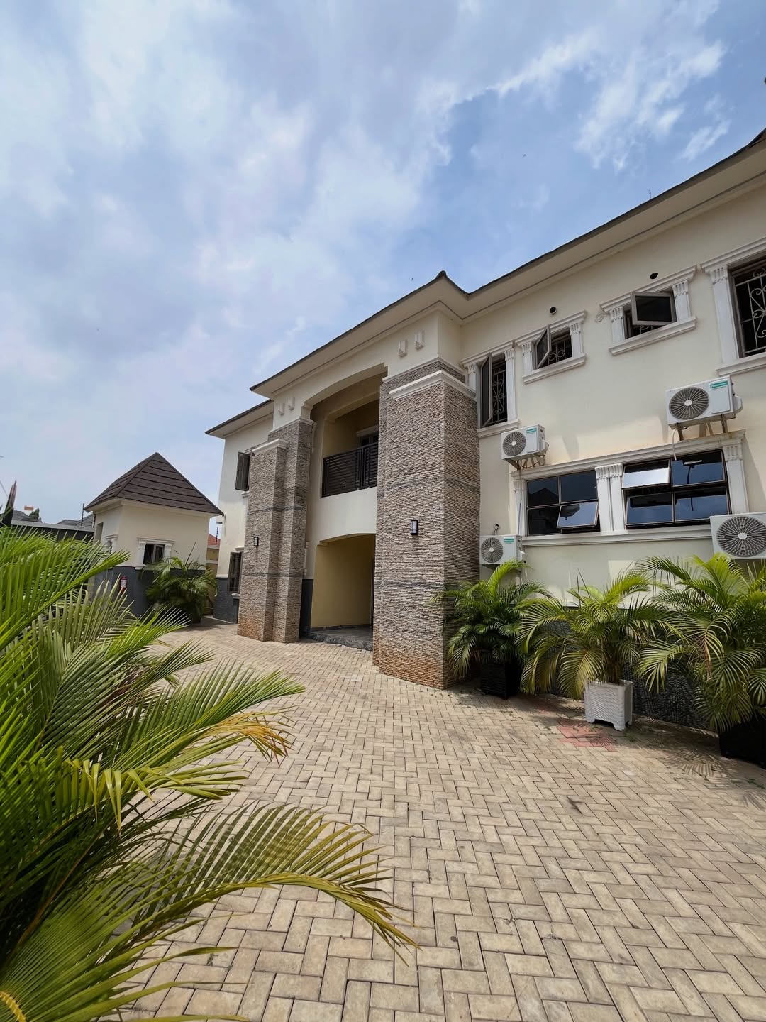 15 room hotel for sale in Apo Resettlement, Abuja