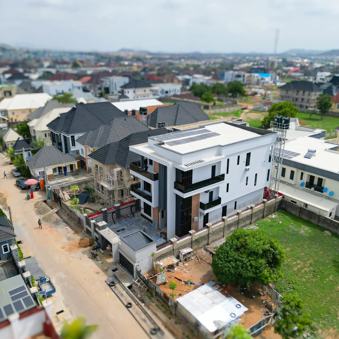 6 bedroom detached duplex for sale in Apo Resettlement, Abuja