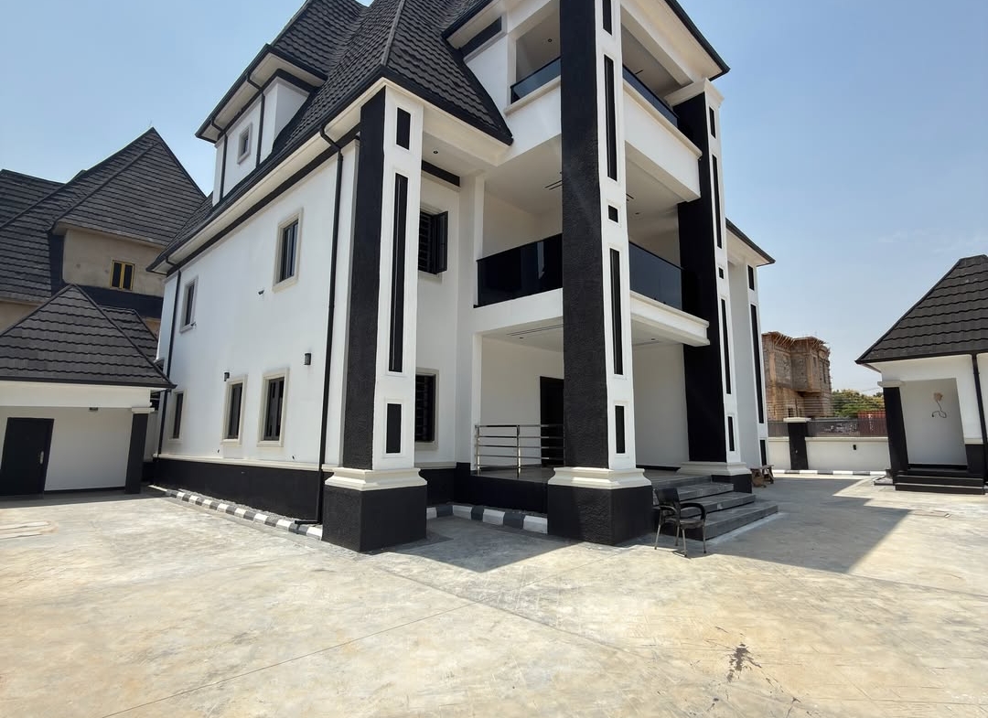 6 bedroom detached duplex for sale in Dakwo District, Abuja