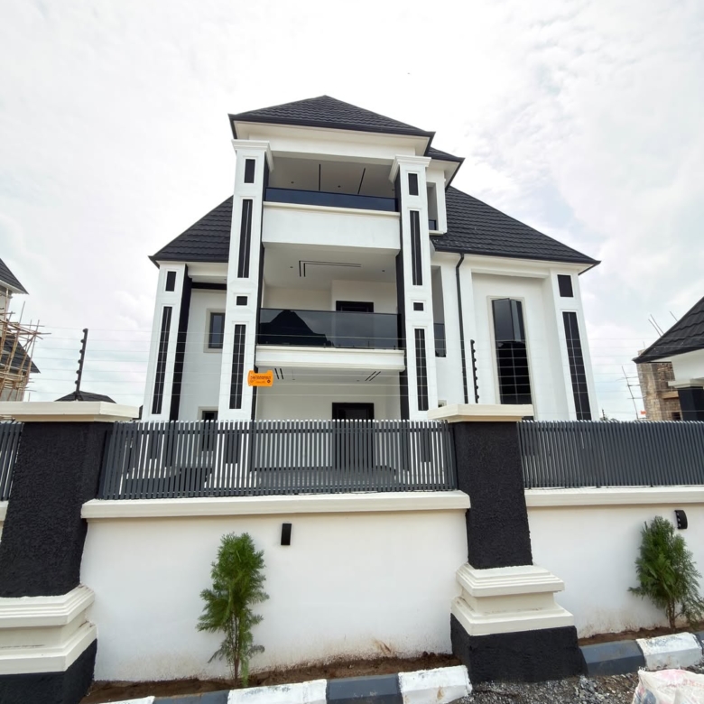 6 bedroom detached duplex for sale in Dakwo District, Abuja