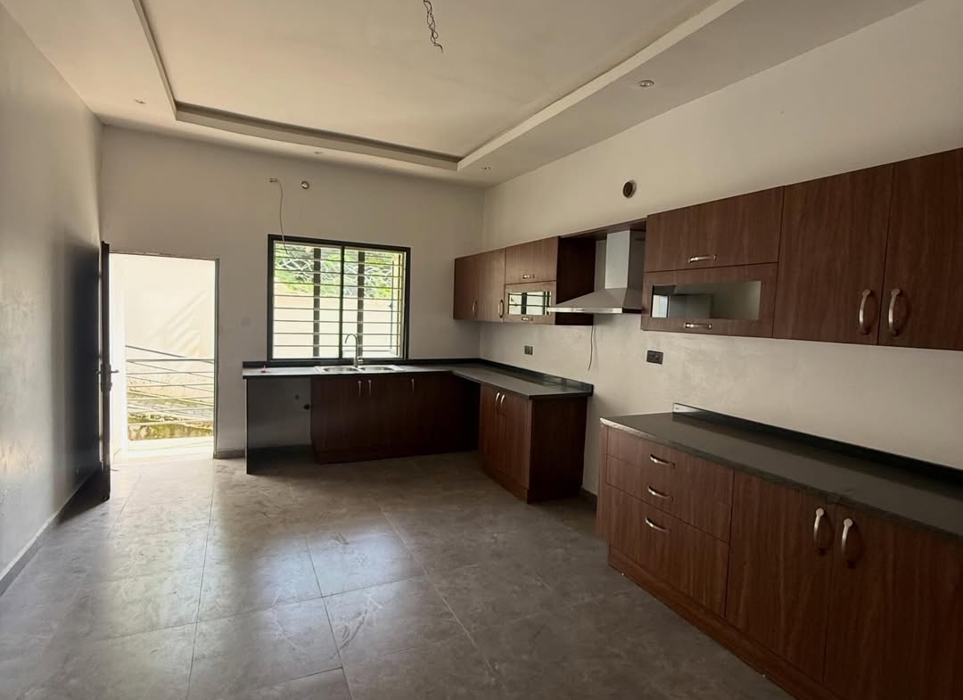 5 bedroom semi-detached duplex with 2BQ for sale in Asokoro, Abuja