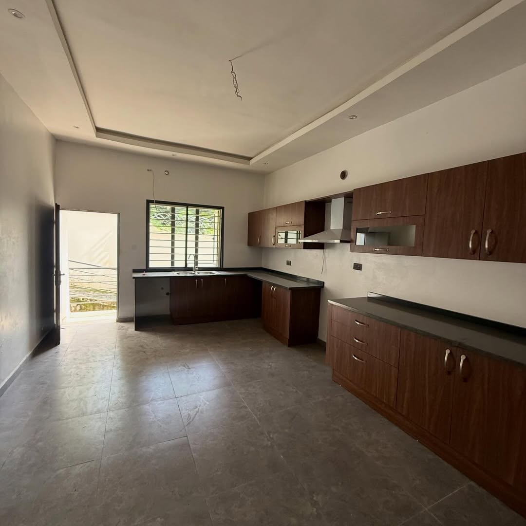 5 bedroom semi-detached duplex with 2BQ for sale in Asokoro, Abuja