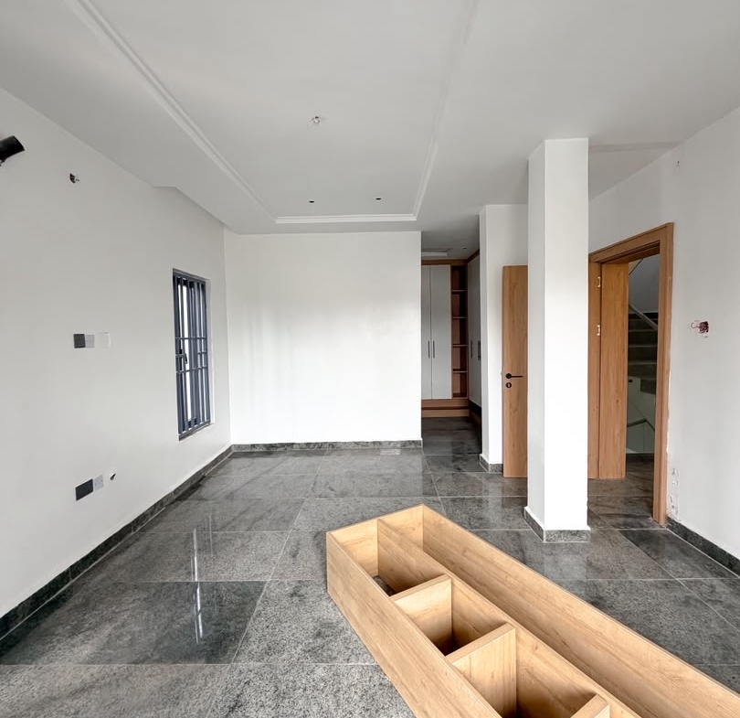 4 bedroom semi-detached duplex with BQ for sale in Wuse, Abuja