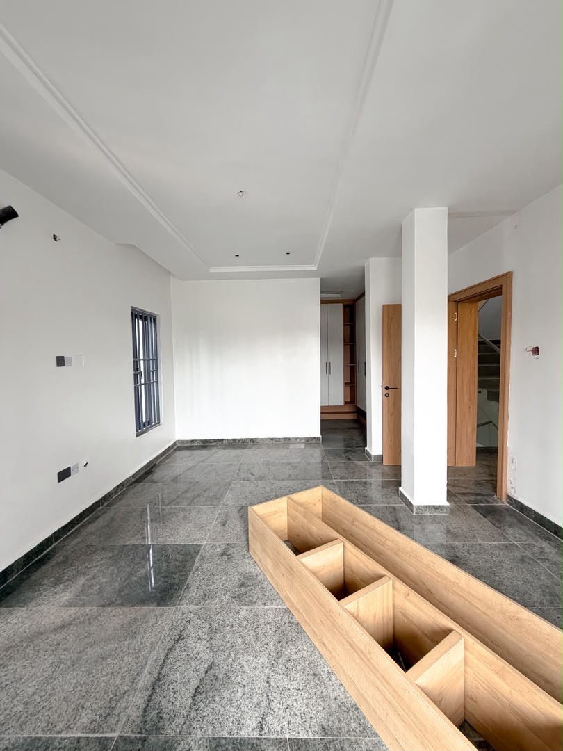 4 bedroom semi-detached duplex with BQ for sale in Wuse, Abuja