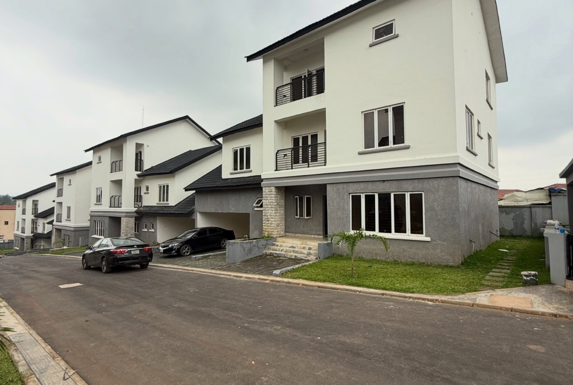 4-bedroom semi-detached duplex comes with a 1-room BQ