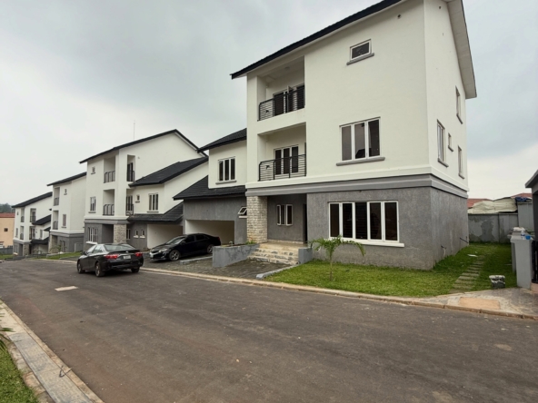4-bedroom semi-detached duplex comes with a 1-room BQ