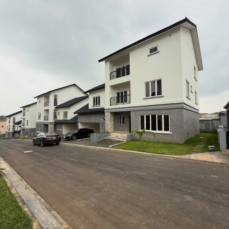 4-bedroom semi-detached duplex comes with a 1-room BQ