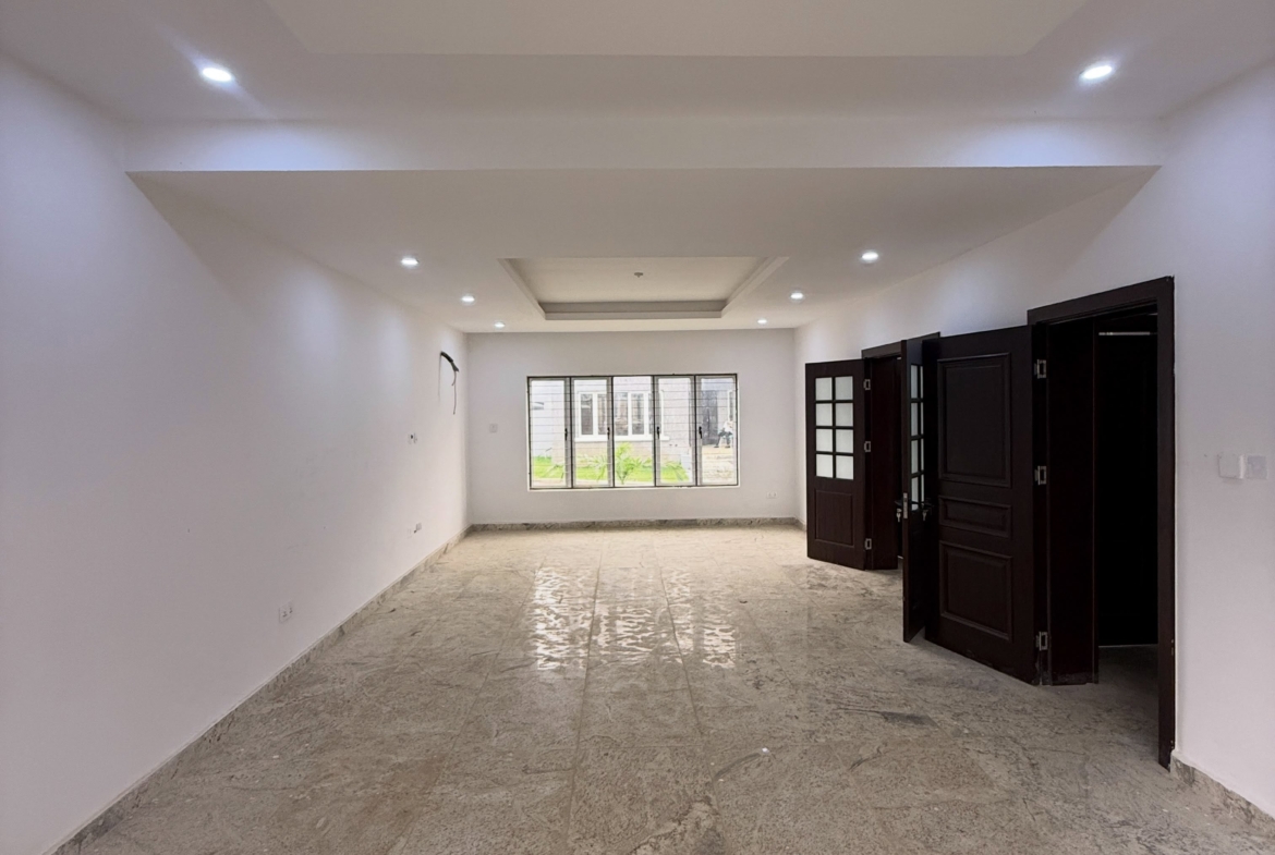 4-bedroom semi-detached duplex comes with a 1-room BQ
