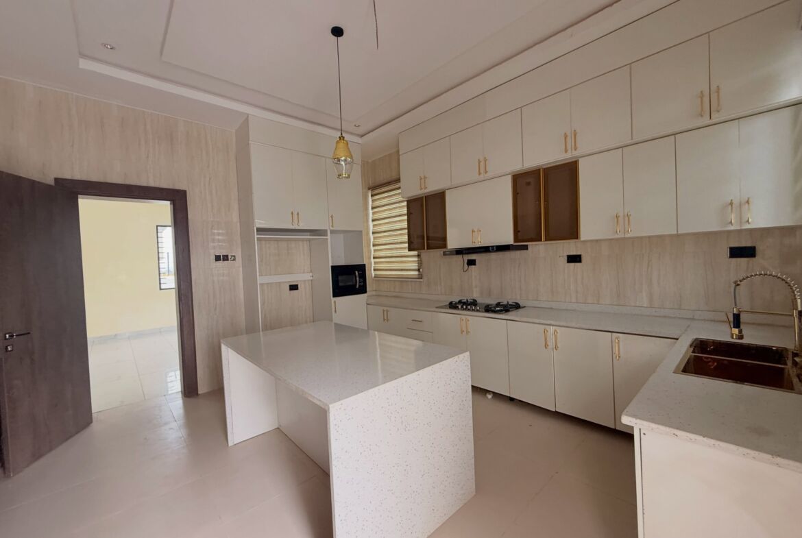 6 bedroom detached duplex for sale in Dakwo, Abuja