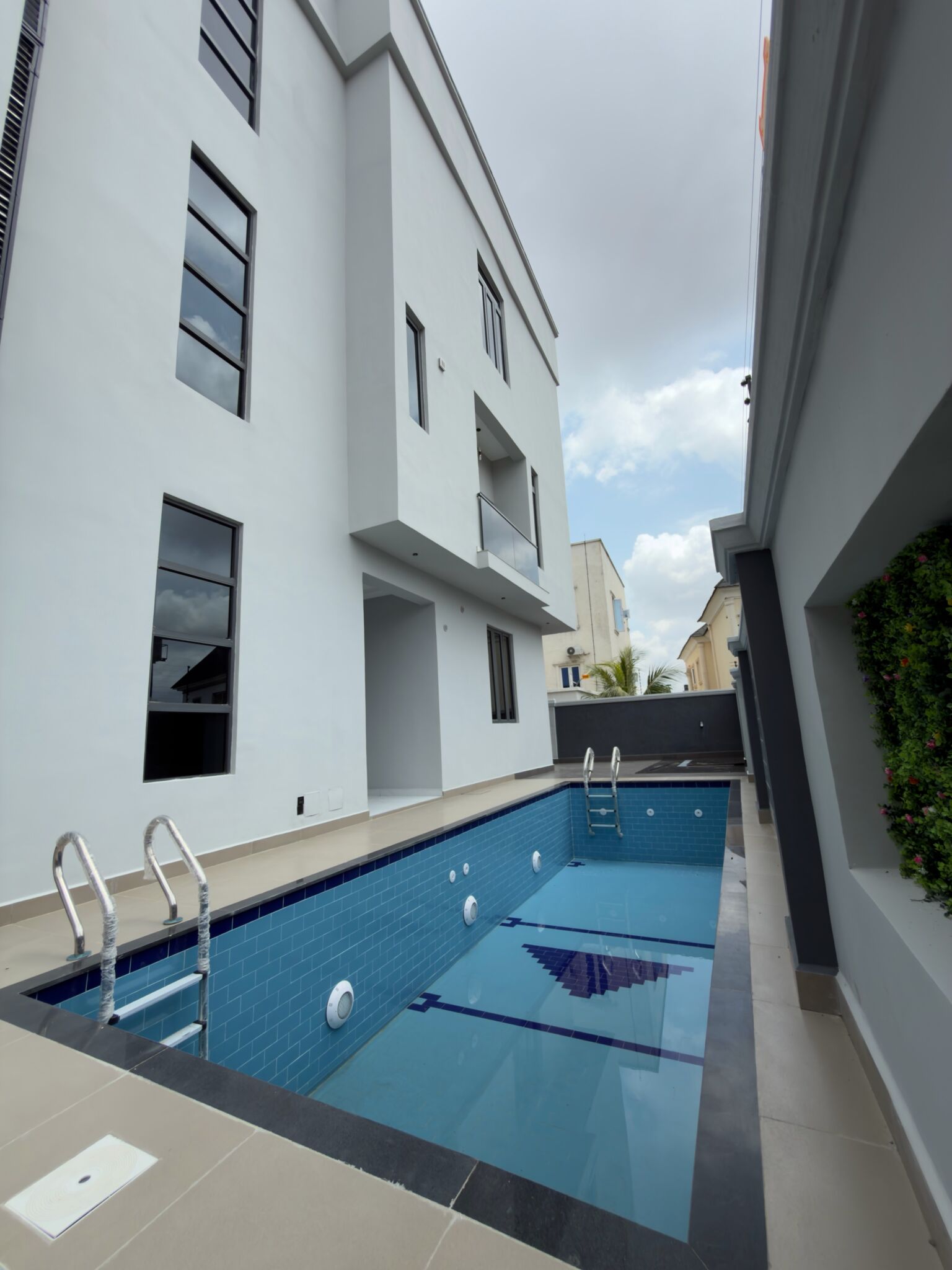 5 bedroom fully detached duplex for sale in Apo Resettlement, Abuja