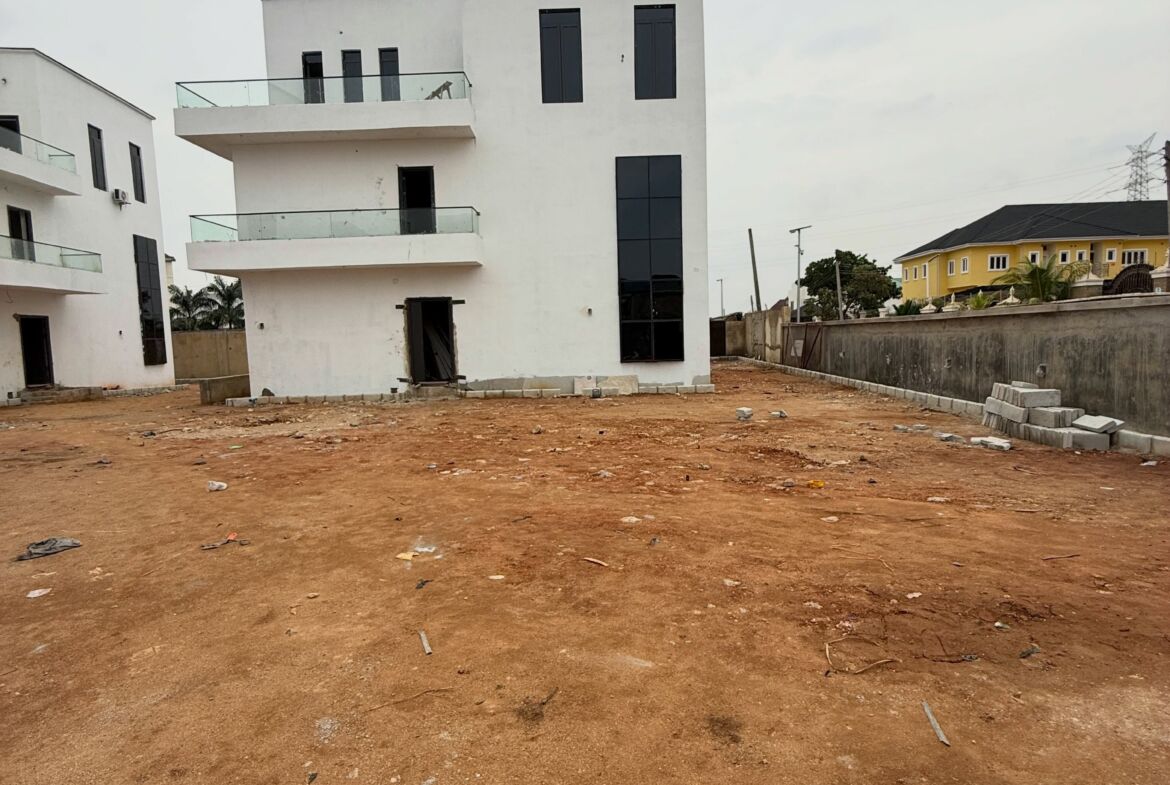 5-bedroom detached duplex with a one-room boys’ quarters