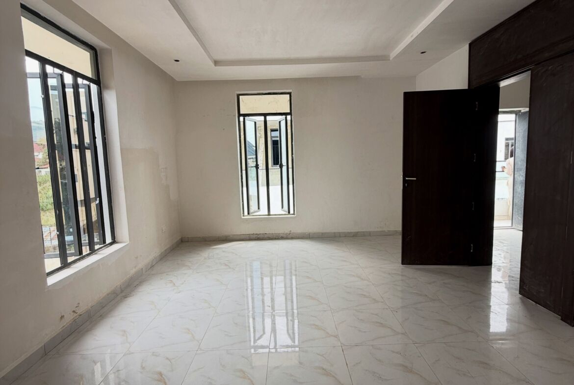 5-bedroom detached duplex with a one-room boys’ quarters