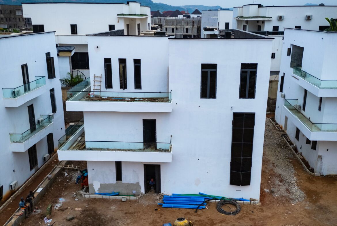 5-bedroom detached duplex with a one-room boys’ quarters