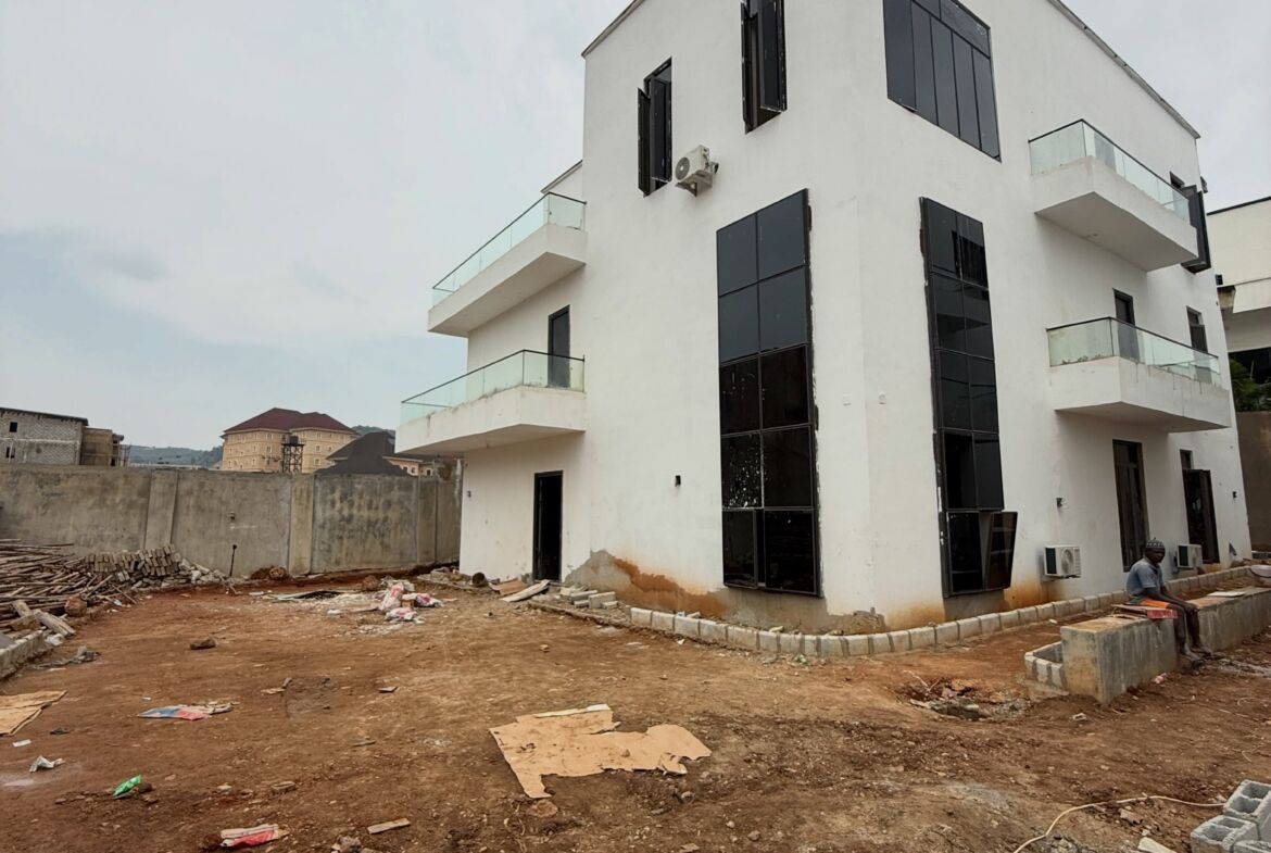 5-bedroom detached duplex with a one-room boys’ quarters