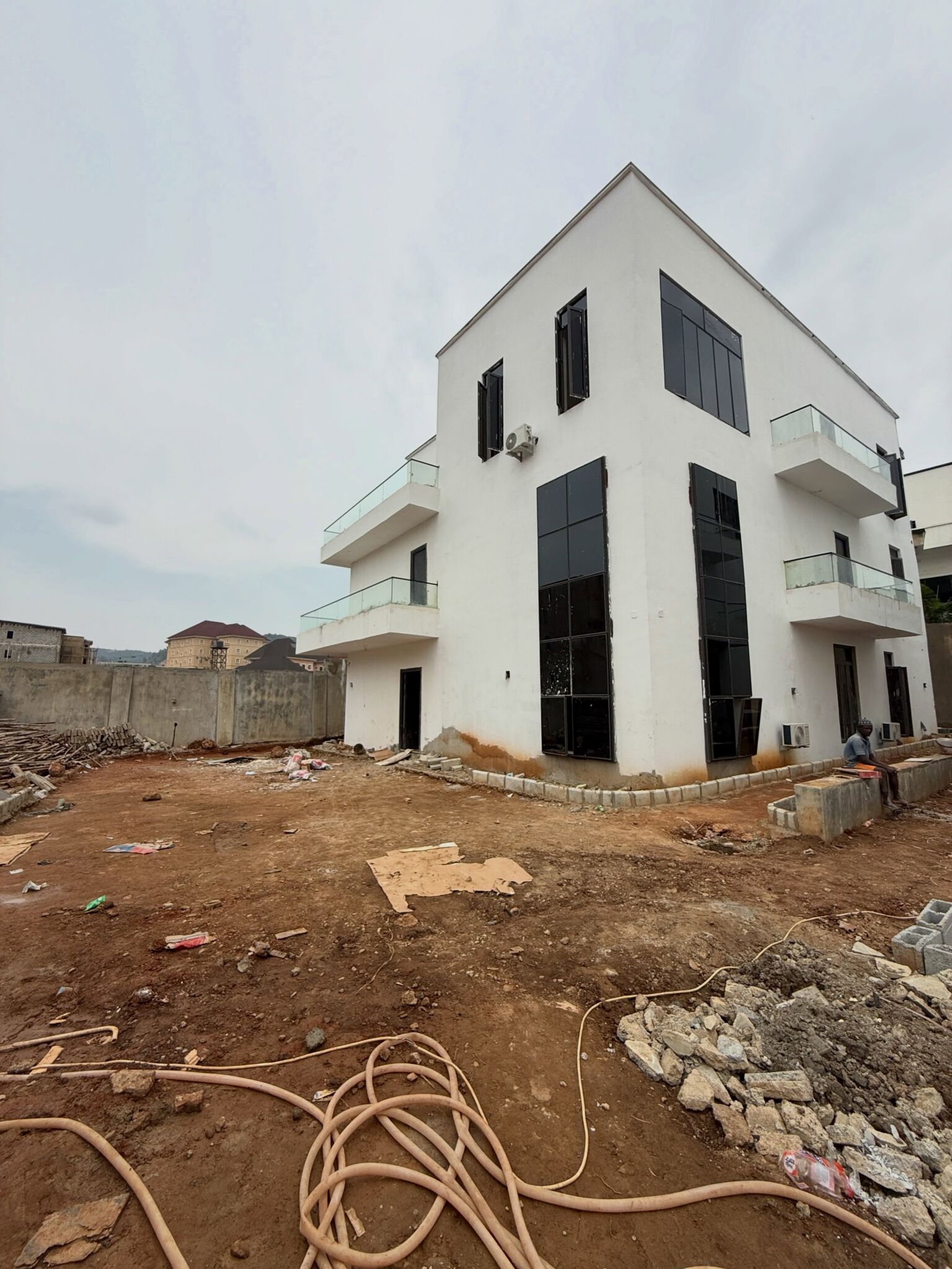 5-bedroom detached duplex with a one-room boys’ quarters