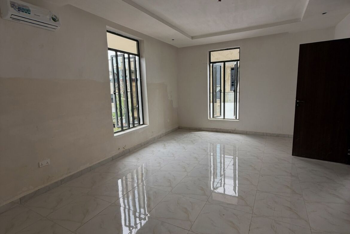 5-bedroom detached duplex with a one-room boys’ quarters