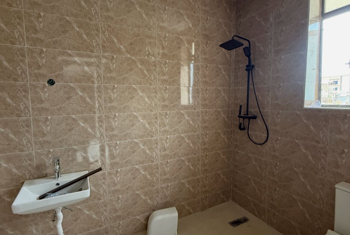 5-bedroom detached duplex with a one-room boys’ quarters